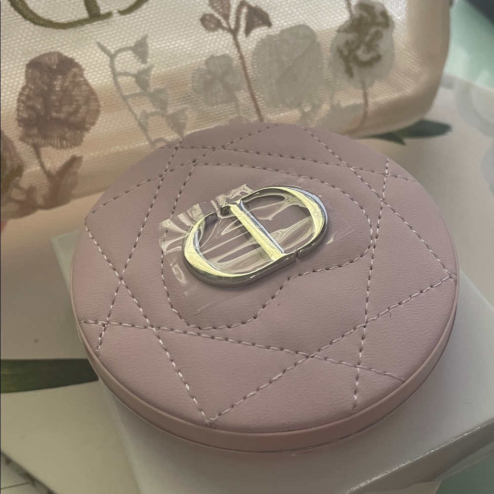 Dior Pink and Gold Cosmetic Collection - Picture 4 of 7